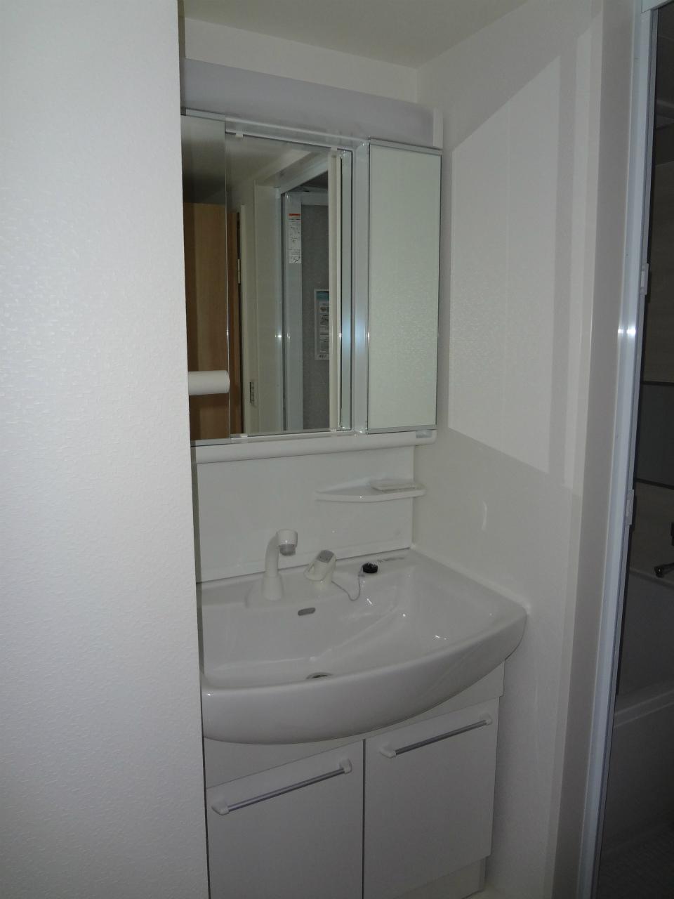 Wash basin, toilet. Indoor (11 May 2013) Shooting