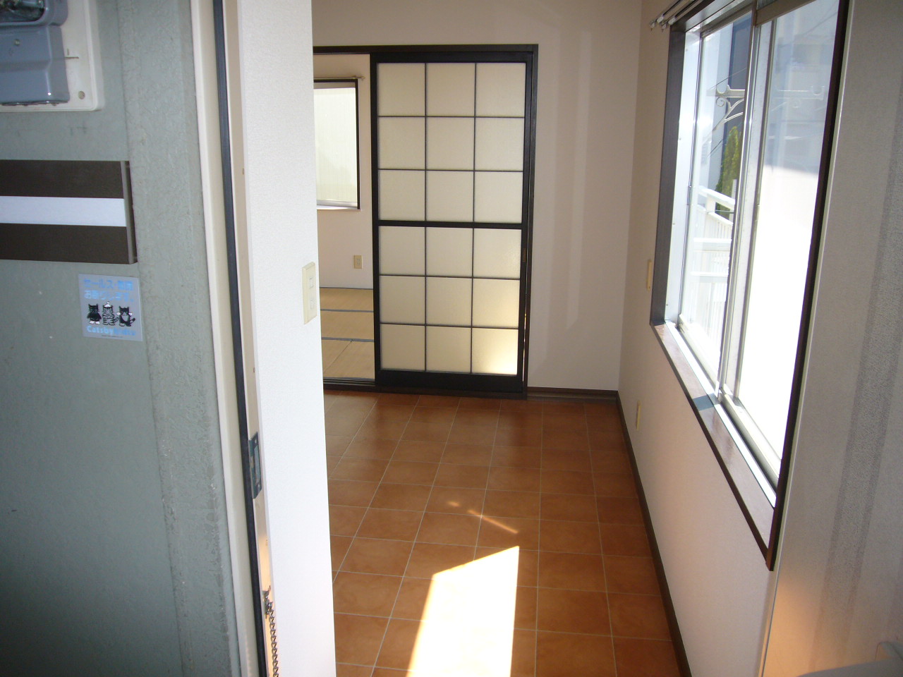 Entrance. Although kitchen and enter the entrance, There is also, then insert a positive window! !