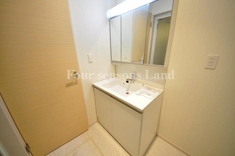 Wash basin, toilet. Indoor (12 May 2013) Shooting