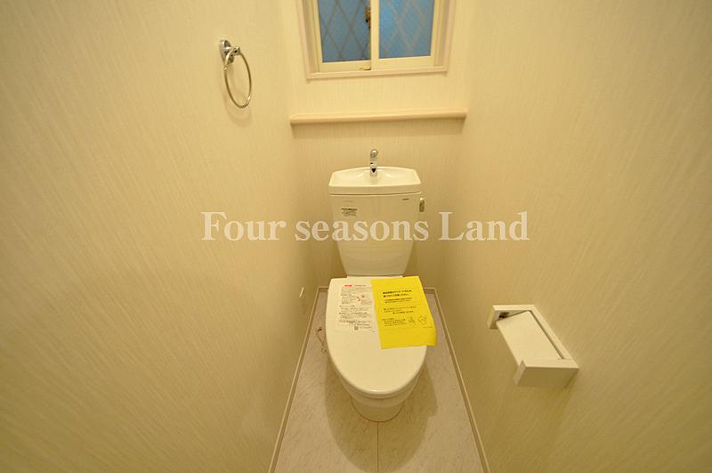 Toilet. Indoor (12 May 2013) Shooting