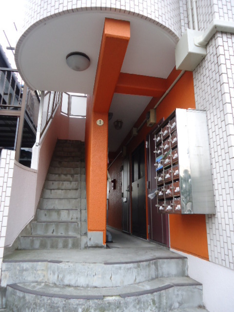 Entrance. 9-minute walk from the C-X ・ Close convenience store