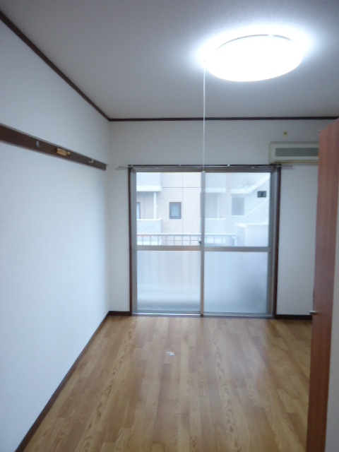 Living and room. 9-minute walk from the C-X ・ Close convenience store