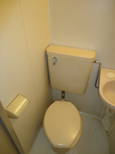 Toilet. 9-minute walk from the C-X ・ Close convenience store