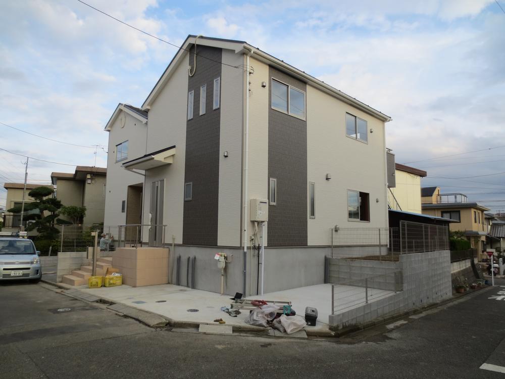 Local photos, including front road. Local (12 May 2013) Shooting