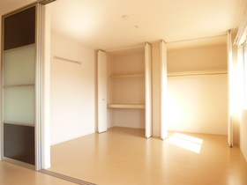 Living and room. South side room ・ Things input ・ closet