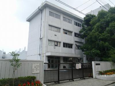 Junior high school. 650m until the Meiji junior high school