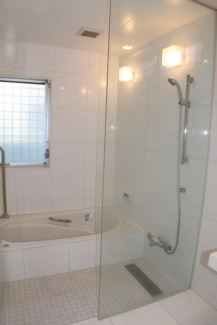 Bathroom. Indoor (12 May 2013) Shooting Is a glass-walled bathroom reminiscent of a hotel. Bathtub, of course, is a whirlpool.