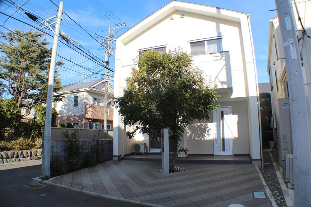 Local appearance photo. Local corner lot with (December 2013) shooting sense of openness. It has become a stylish terrace.