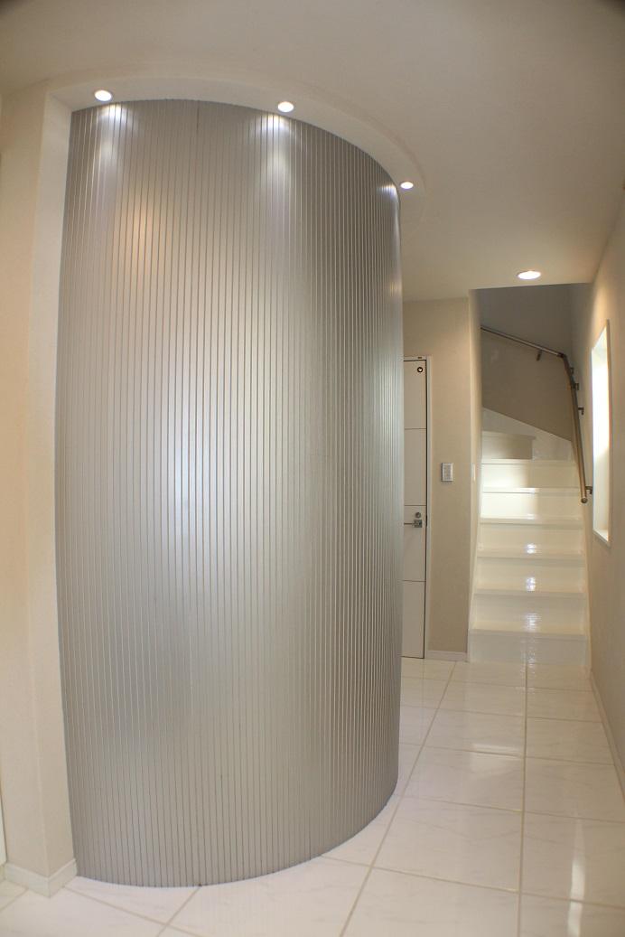 Entrance. Local (12 May 2013) Shooting When you enter the front door arch-shaped closet wall is like the object.
