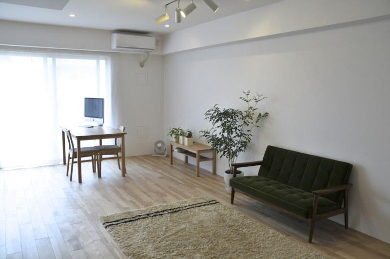 Living. It is a bright room and facing the south-facing!