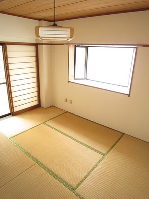 Living and room. Bright rooms have windows. It is before sorting tatami mat. 