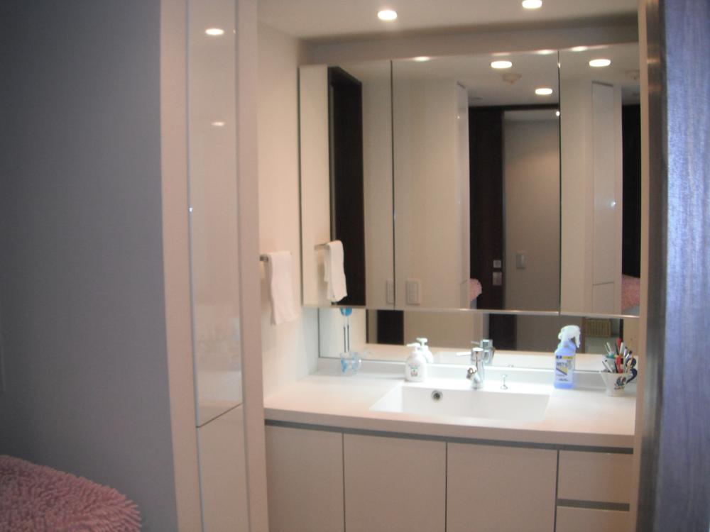 Wash basin, toilet. Indoor (12 May 2013) Shooting