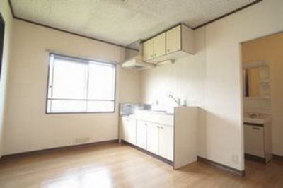 Kitchen. Kitchen around also excellent storage capacity! !