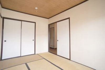 Living and room. It has established storage location to the south Japanese-style room