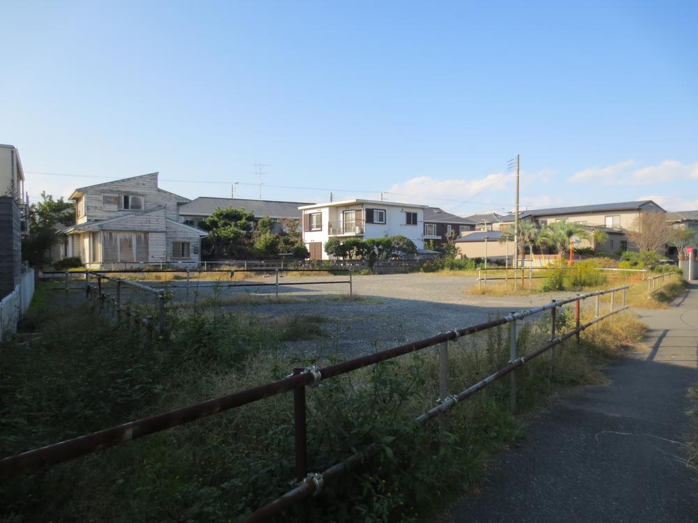 Local photos, including front road. Local (11 May 2013) Shooting