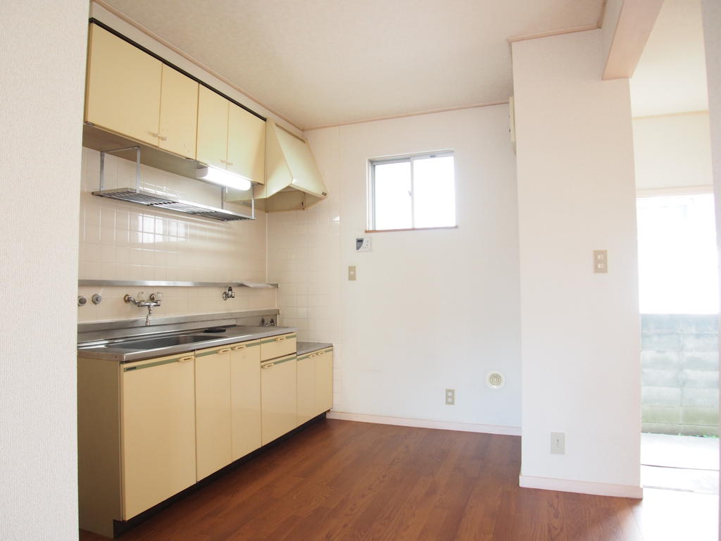 Kitchen. Natural ventilation is also possible because there is also a window! !