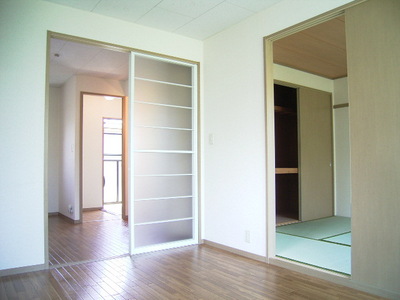 Living and room. To the Japanese-style room will enter through a Western-style