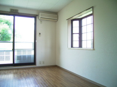 Living and room. We have air conditioning in the Western-style! There is a bay window