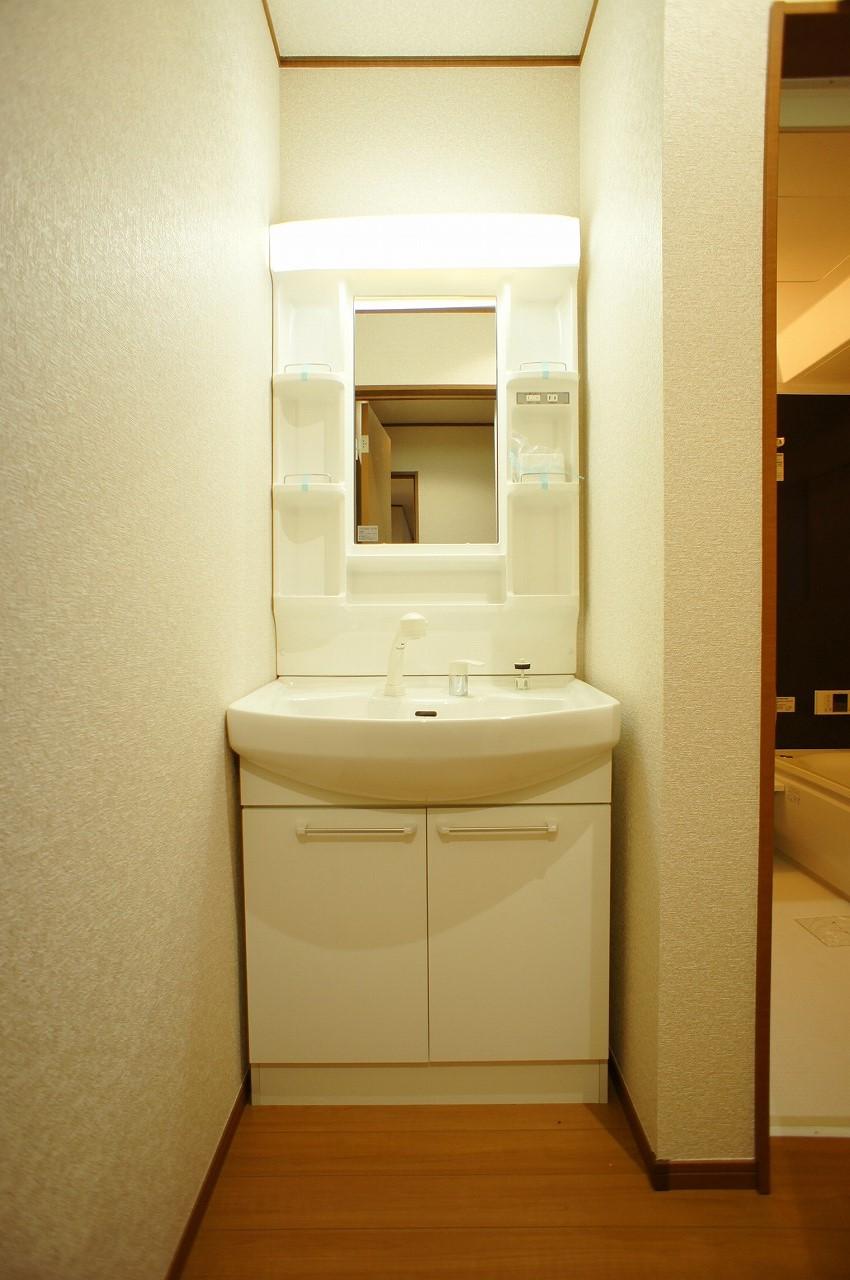 Wash basin, toilet. Indoor (12 May 2013) Shooting, Shower is Dresser.