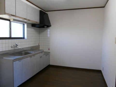 Kitchen. Flooring ・ Window there