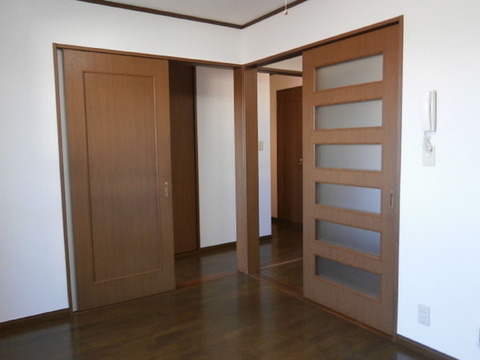 Living and room. Kitchen than Western-style room ・ Corridor