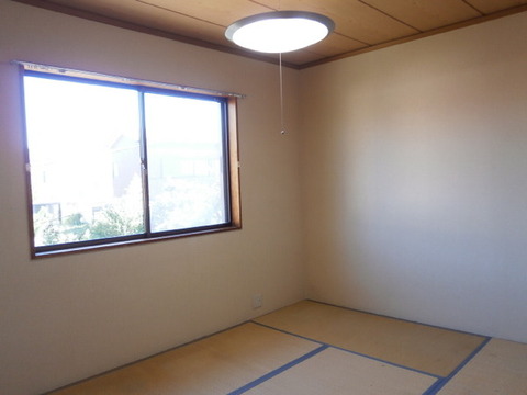 Other room space. South toward Japanese-style room ・ Sunny