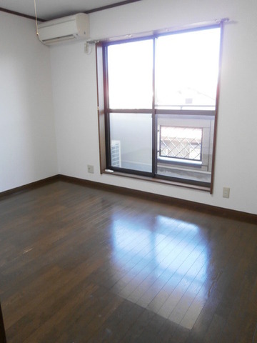 Living and room. Facing south ・ Flooring ・ Air conditioning