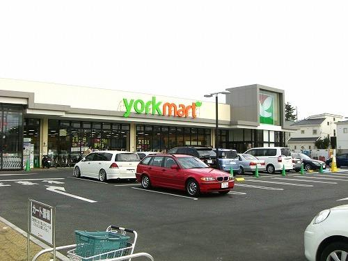 Supermarket. To York Mart 1420m