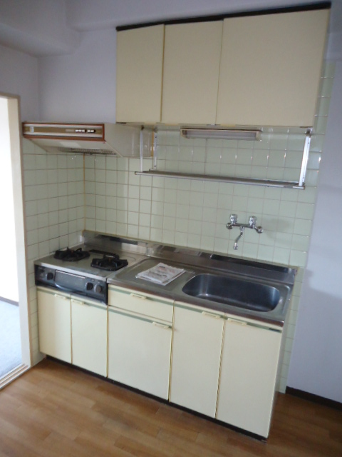 Kitchen. Shopping convenient location! It is easy to get to the sea