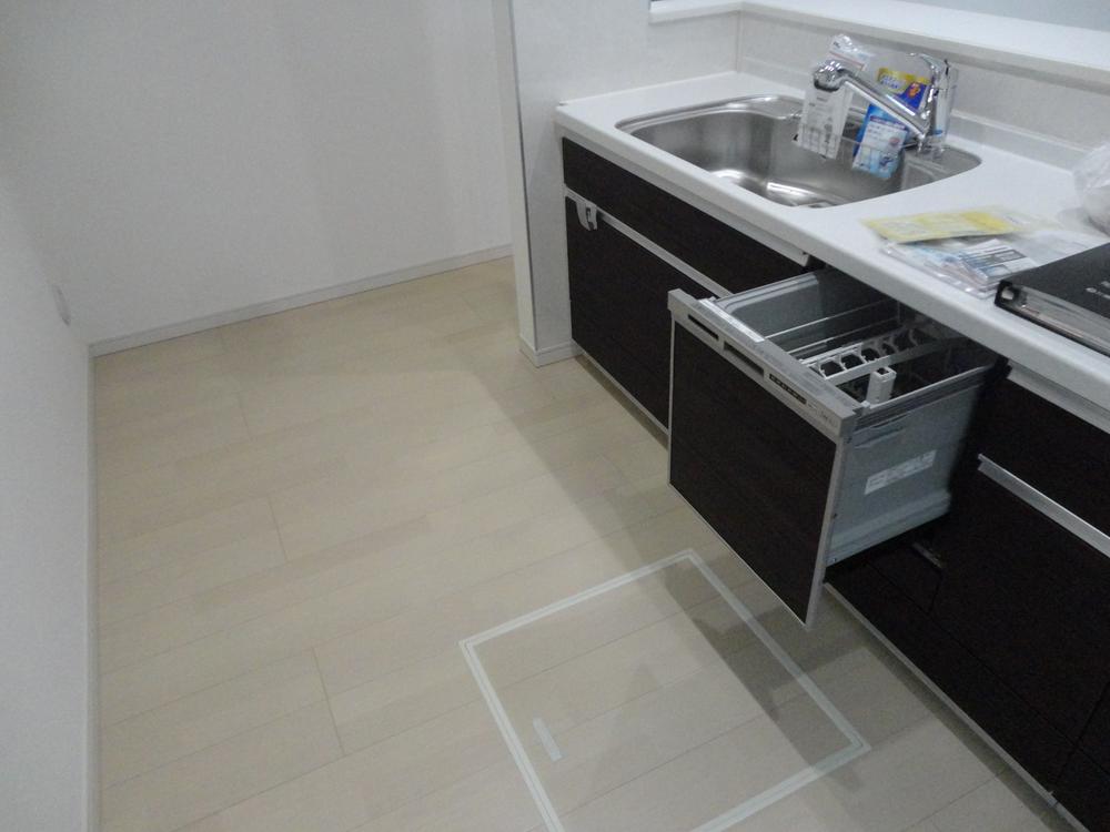 Kitchen. Local (10 May 2013) Shooting Dishwasher washing machine with. It is spacious even kitchen space. 