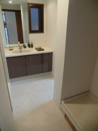 Wash basin, toilet. It is the washstand.