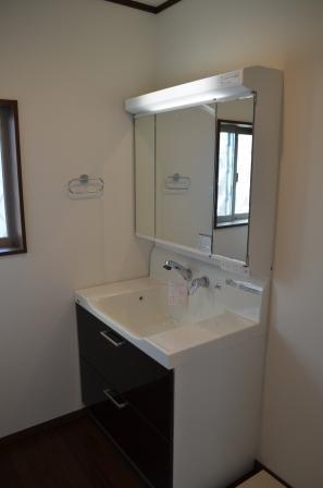 Basin of the same specification, Three-sided mirror, Shower Faucets standard equipment, Indoor (12 May 2013) Shooting