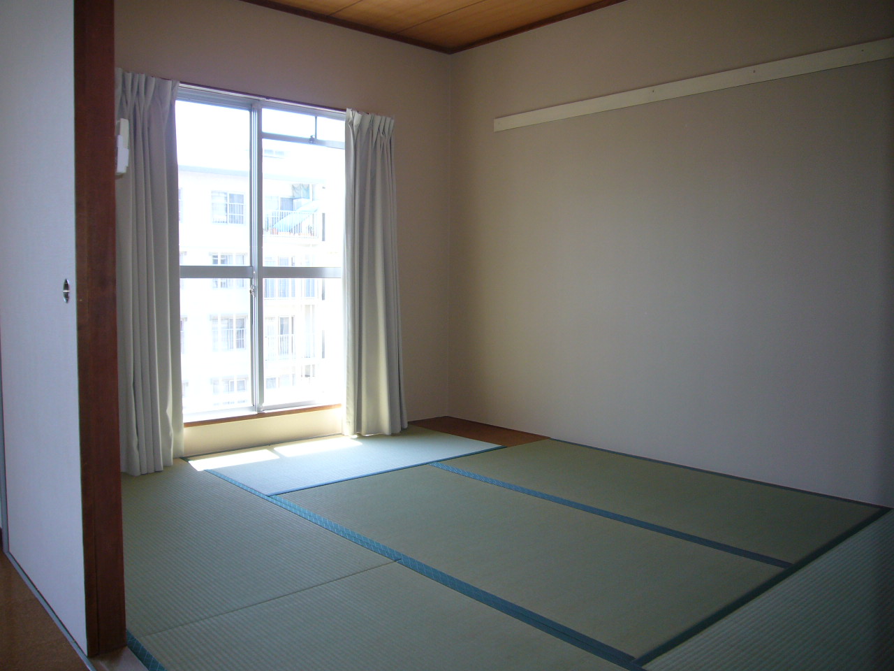 Other room space. It can also enter and exit to the balcony from the living room next to the Japanese-style room! ! 