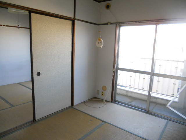 Living and room. key money ・ Renewal fee 0 yen! Convenient shopping