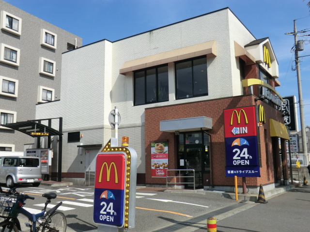 restaurant. 670m to McDonald's (restaurant)