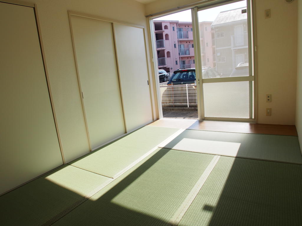 Other room space. Closet in the Japanese-style room is located between 1! ! 
