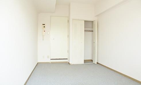 Living. Indoor (July 2013) Shooting There is also a closet.