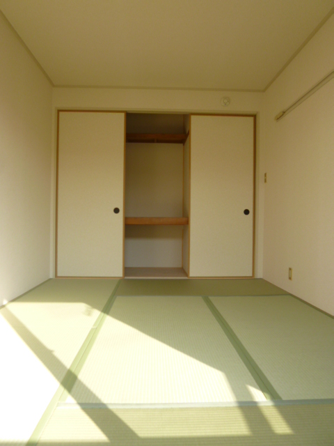 Living and room. 6 Pledge Japanese-style room