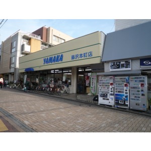 Convenience store. Three F Fujisawa white flag store up (convenience store) 625m