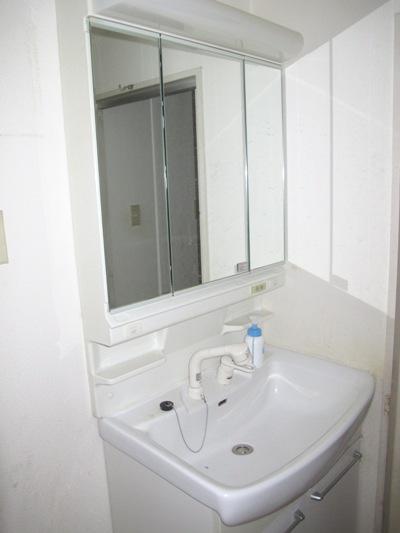 Wash basin, toilet. Indoor (10 May 2013) Shooting