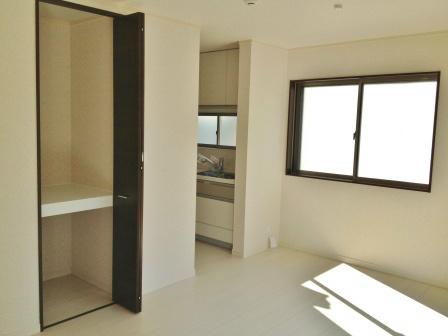 Living. Shine white, Bright living room