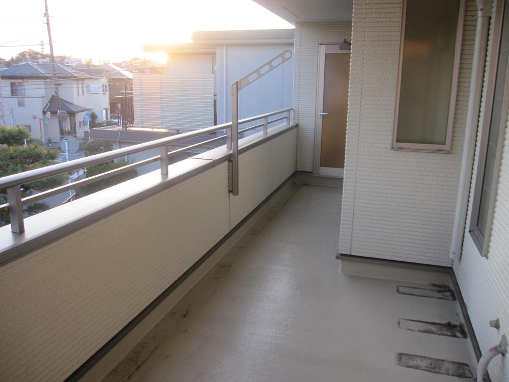 Balcony. Spacious L-shaped balcony. Clothesline bracket comes with is on the south side