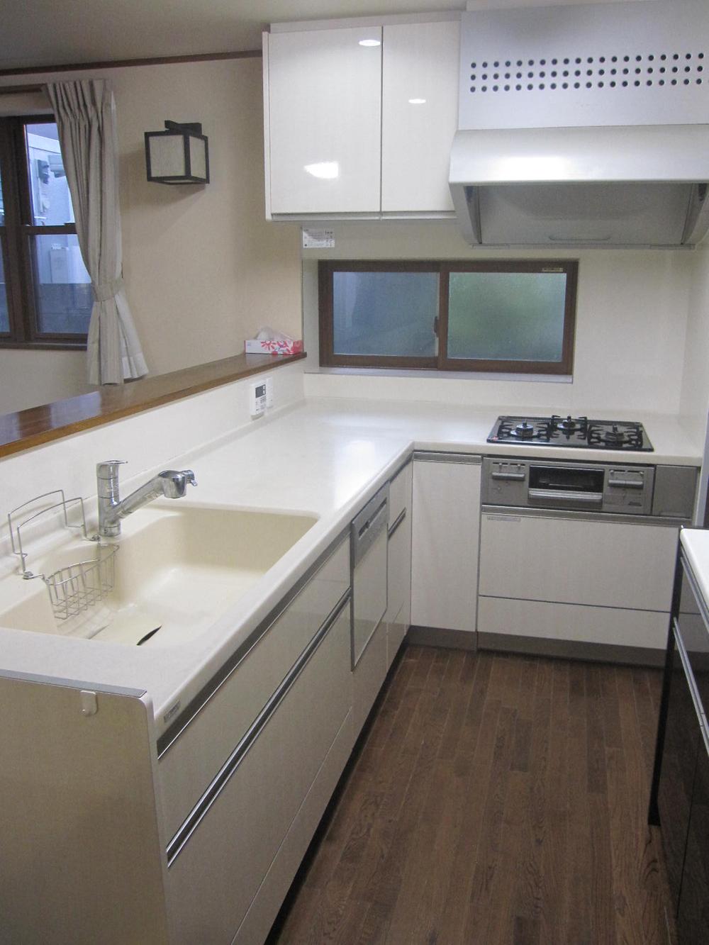 Kitchen. Easy-to-use L-shaped kitchen, Spacious about 5.9 Pledge. Storage space is also rich. 