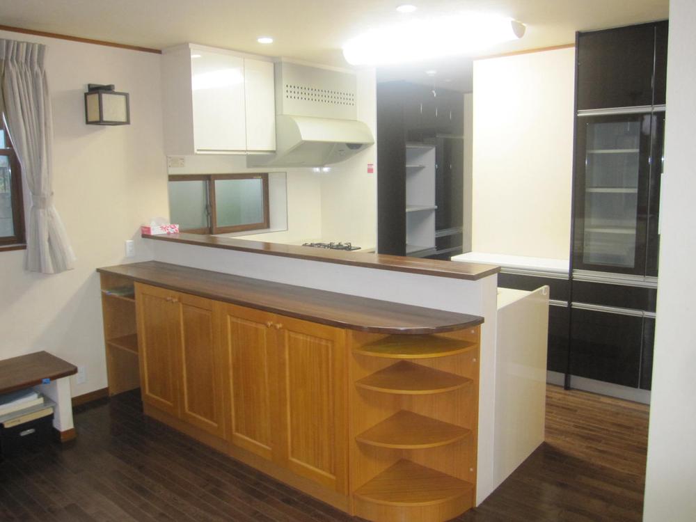 Living. Shoot the kitchen from the living room side. Since the face-to-face kitchen, You can enjoy a conversation with a family while cooking. 