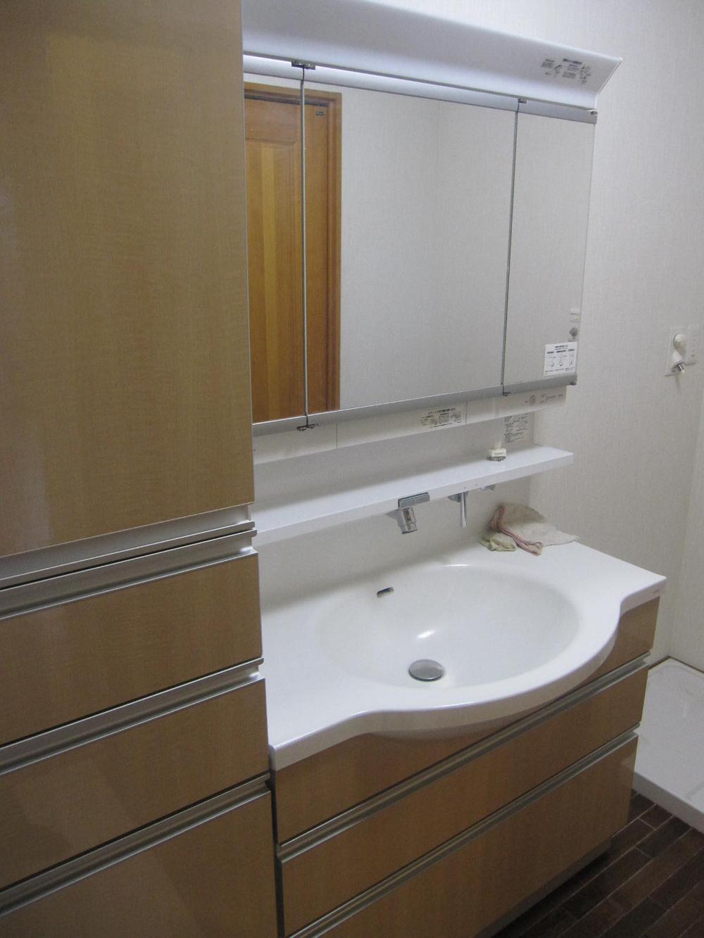 Wash basin, toilet. Large vanity width. The next comes with a storage rack of similar colors. 