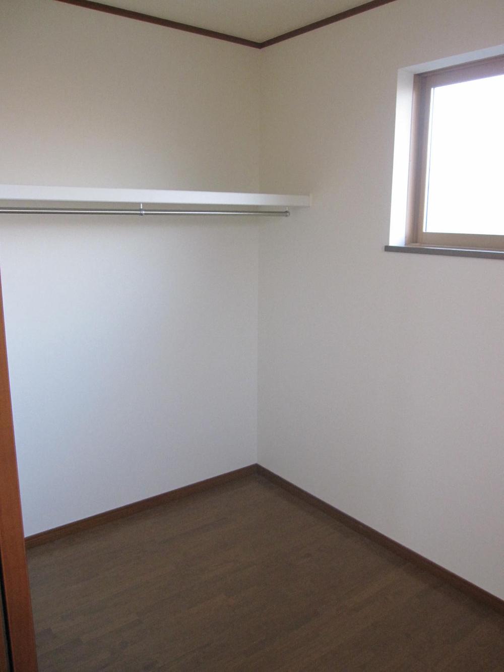Receipt. Walk-in closet is spacious about 4 Pledge. This breadth that can change of clothes in the middle. 