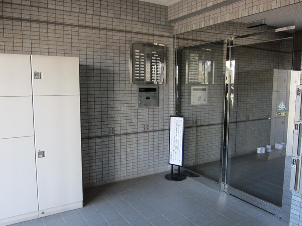 Entrance. Common areas