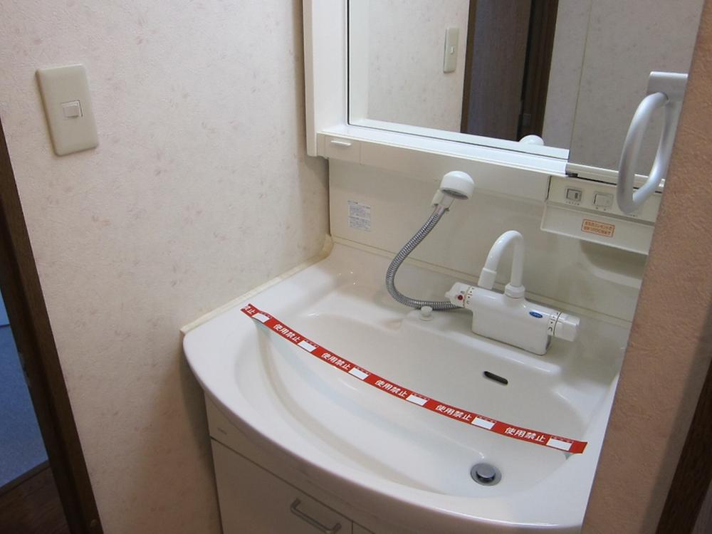 Wash basin, toilet. Indoor (12 May 2013) Shooting