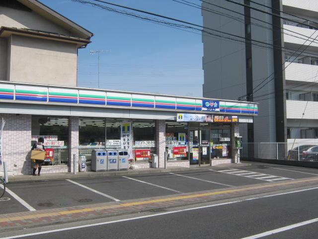 Convenience store. Three F until the (convenience store) 1107m
