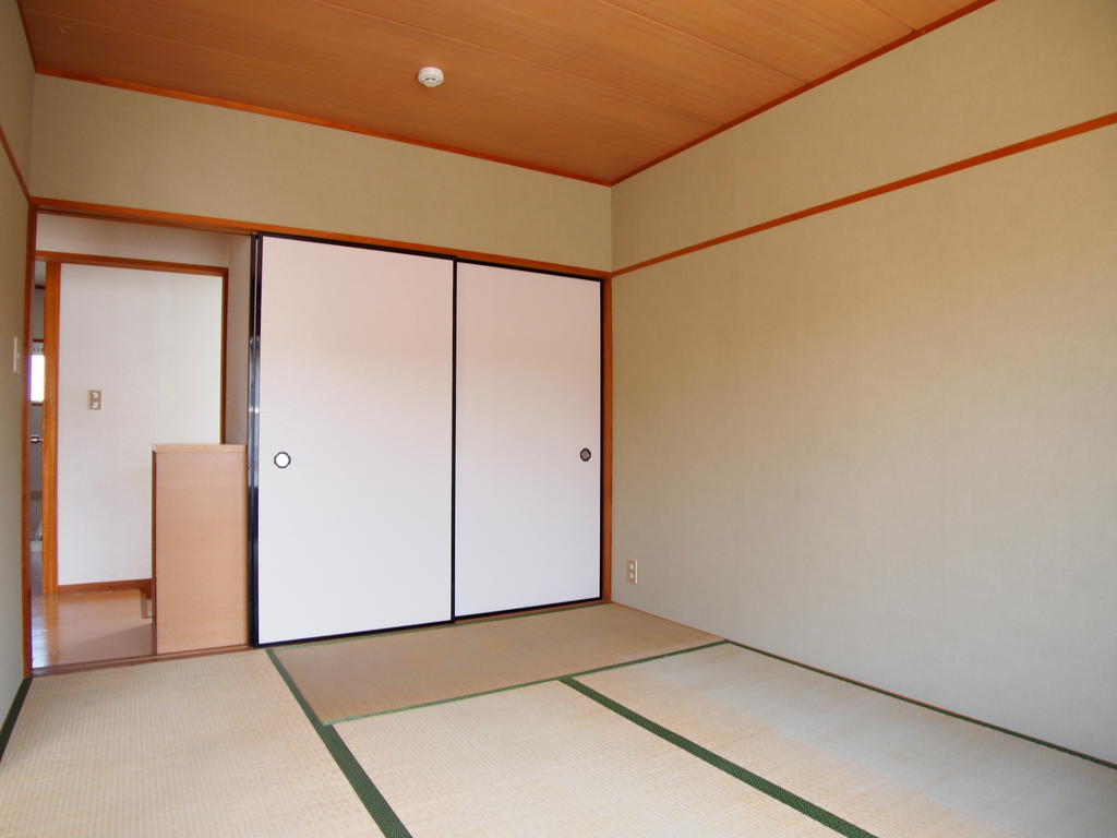 Other room space. Closet in the Japanese-style room is located between 1! !